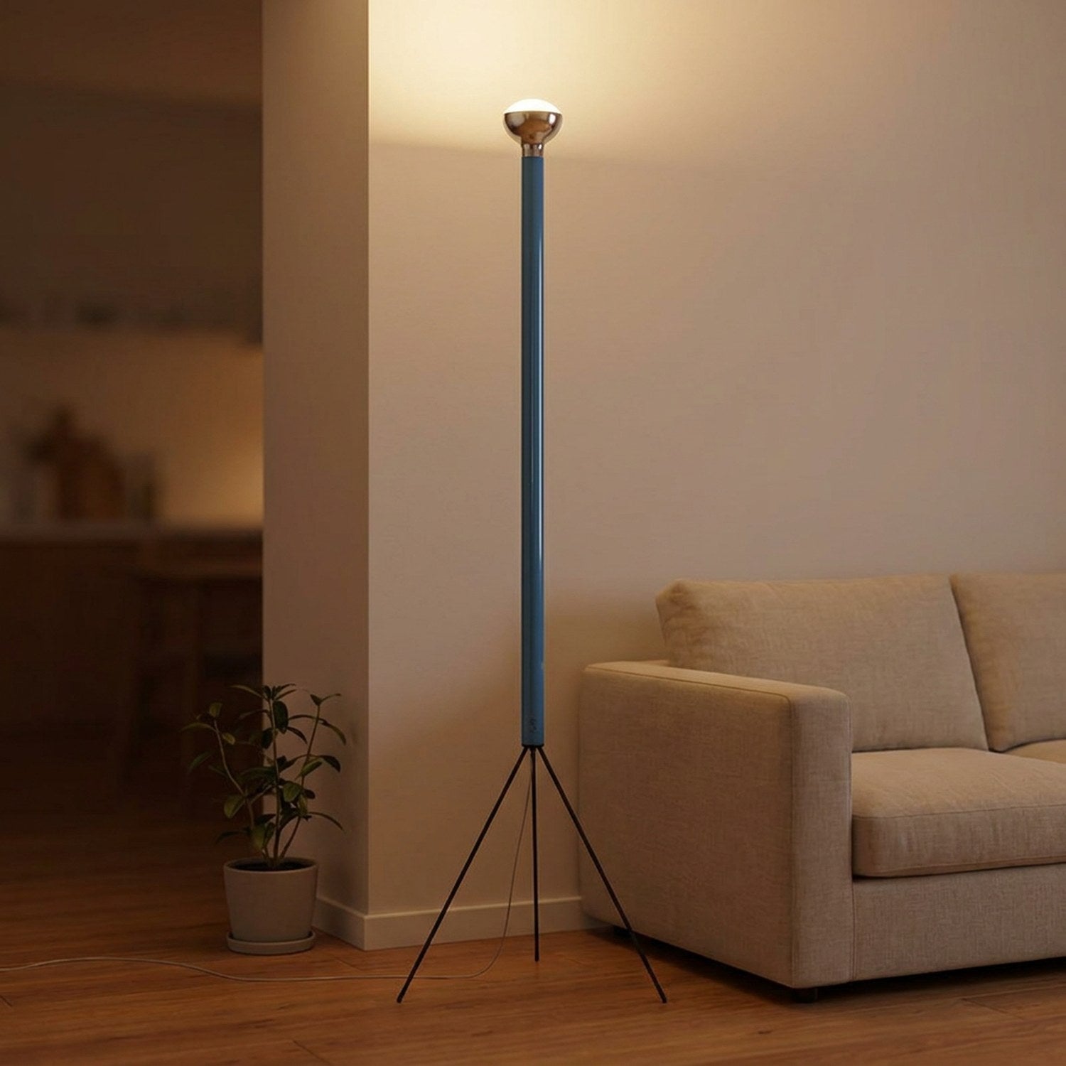 Lampadaire trépied bleu allumé dans un salon chaleureux