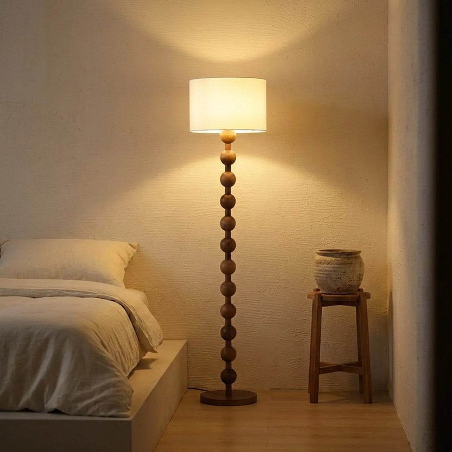 Lampadaire boulier bois dans une chambre japandi, lumière dorée du soir