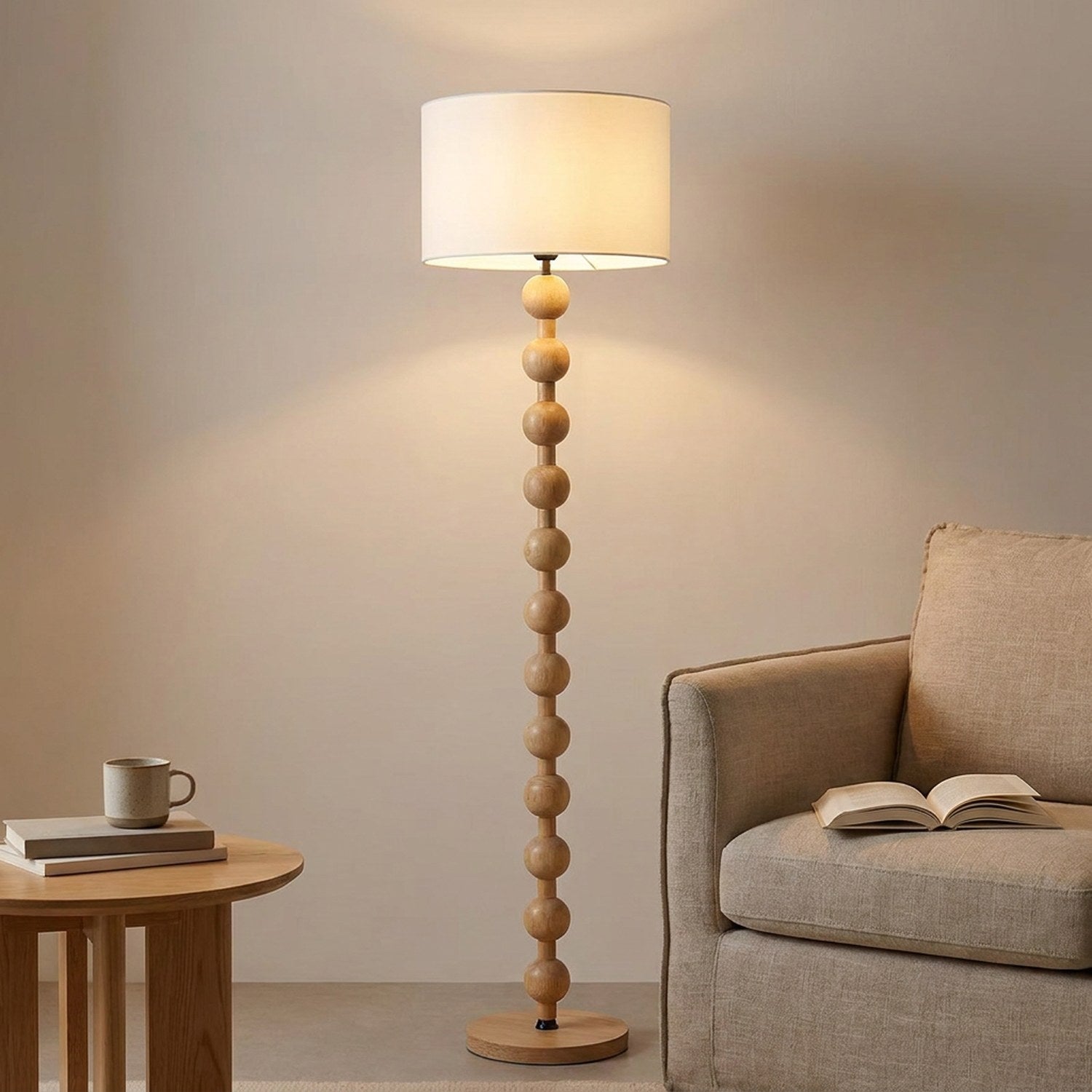 Lampadaire boulier bois naturel dans un coin lecture cosy avec fauteuil