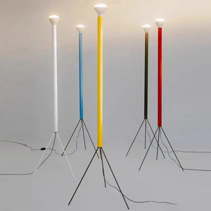 Lampadaire trépied présenté en blanc bleu jaune noir et rouge tous allumés