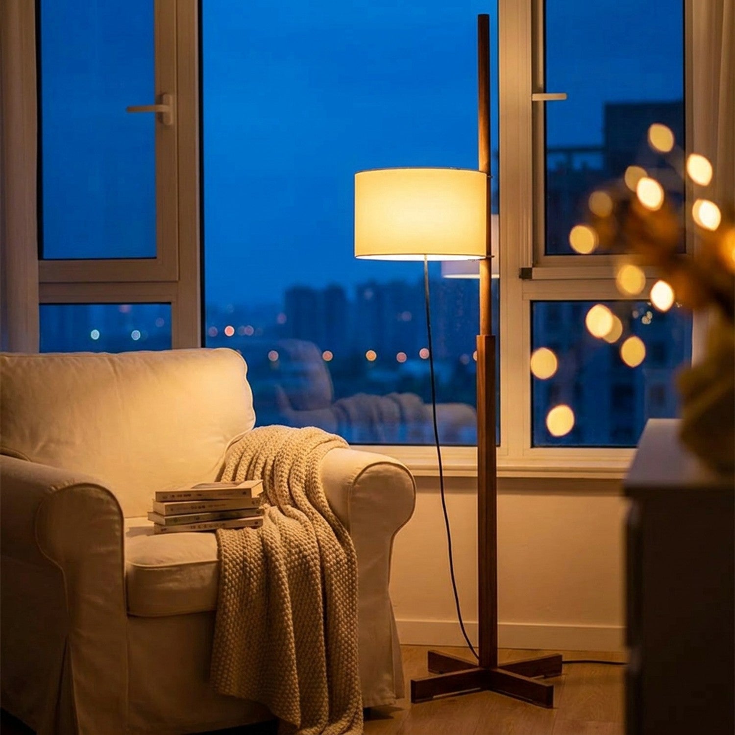 Chambre scandinave avec lampadaire japonais en bois noyer et literie blanche
