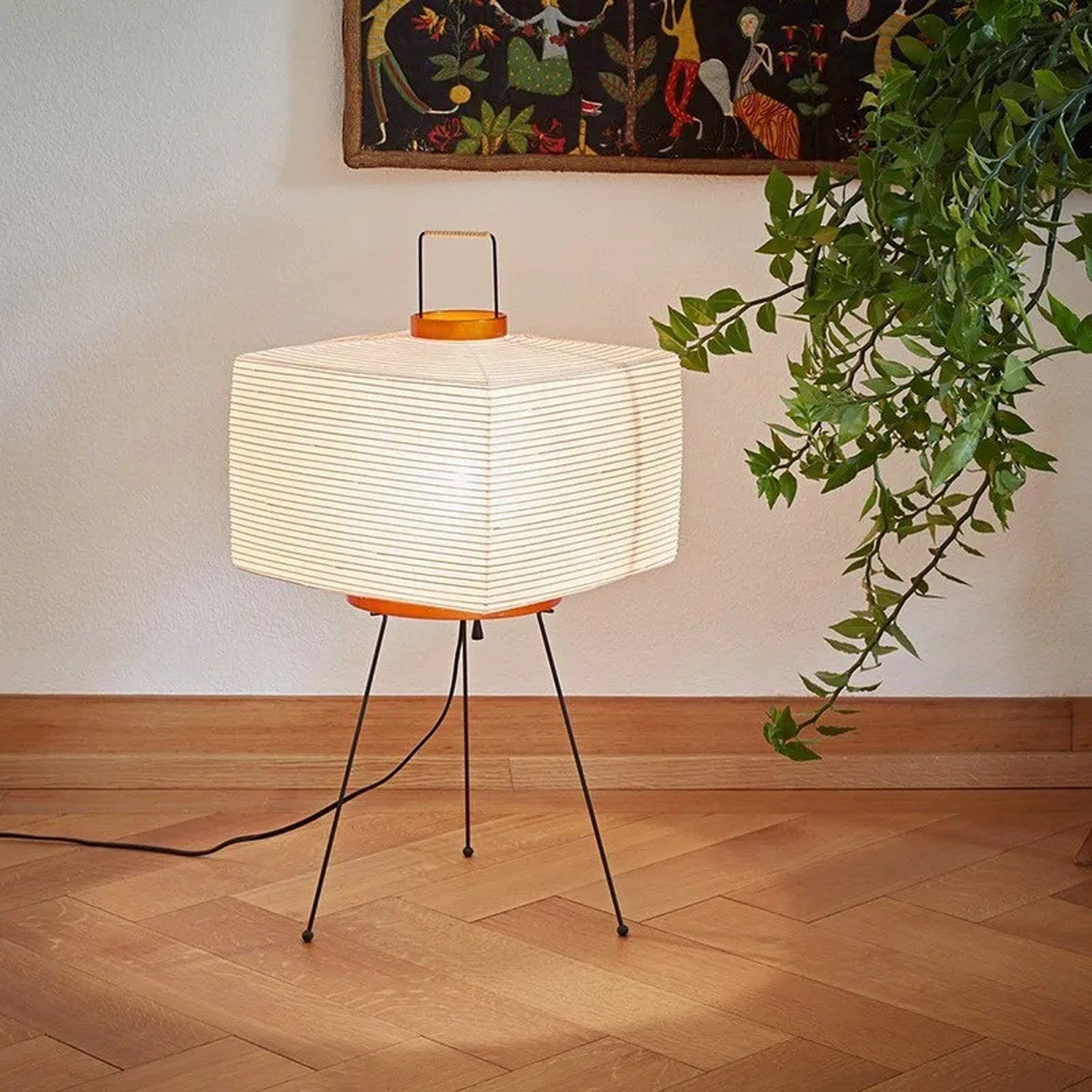 Lampadaire japonais sur trépied allumé fond neutre