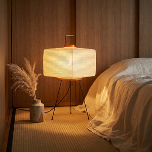 Lampadaire japonais trépied papier de riz dans une chambre zen au coucher de soleil