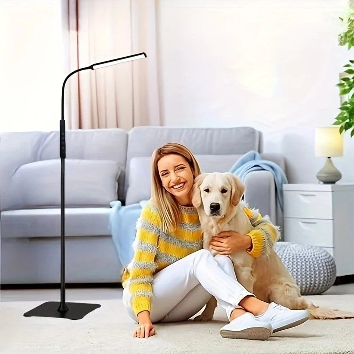 Lampadaire LED sur pied dans un salon avec canapé et plantes