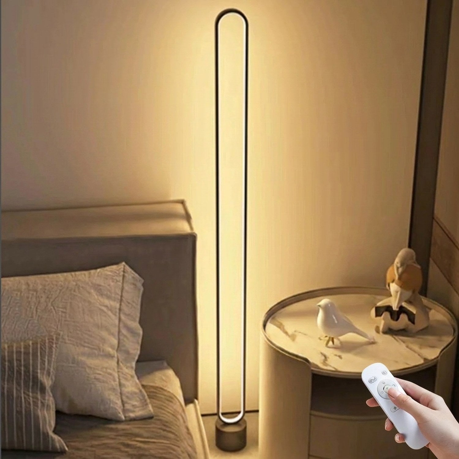 Lampadaire LED boucle noir vue de face fond chambre