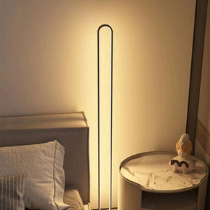 Lampadaire LED minimaliste dans intérieur contemporain