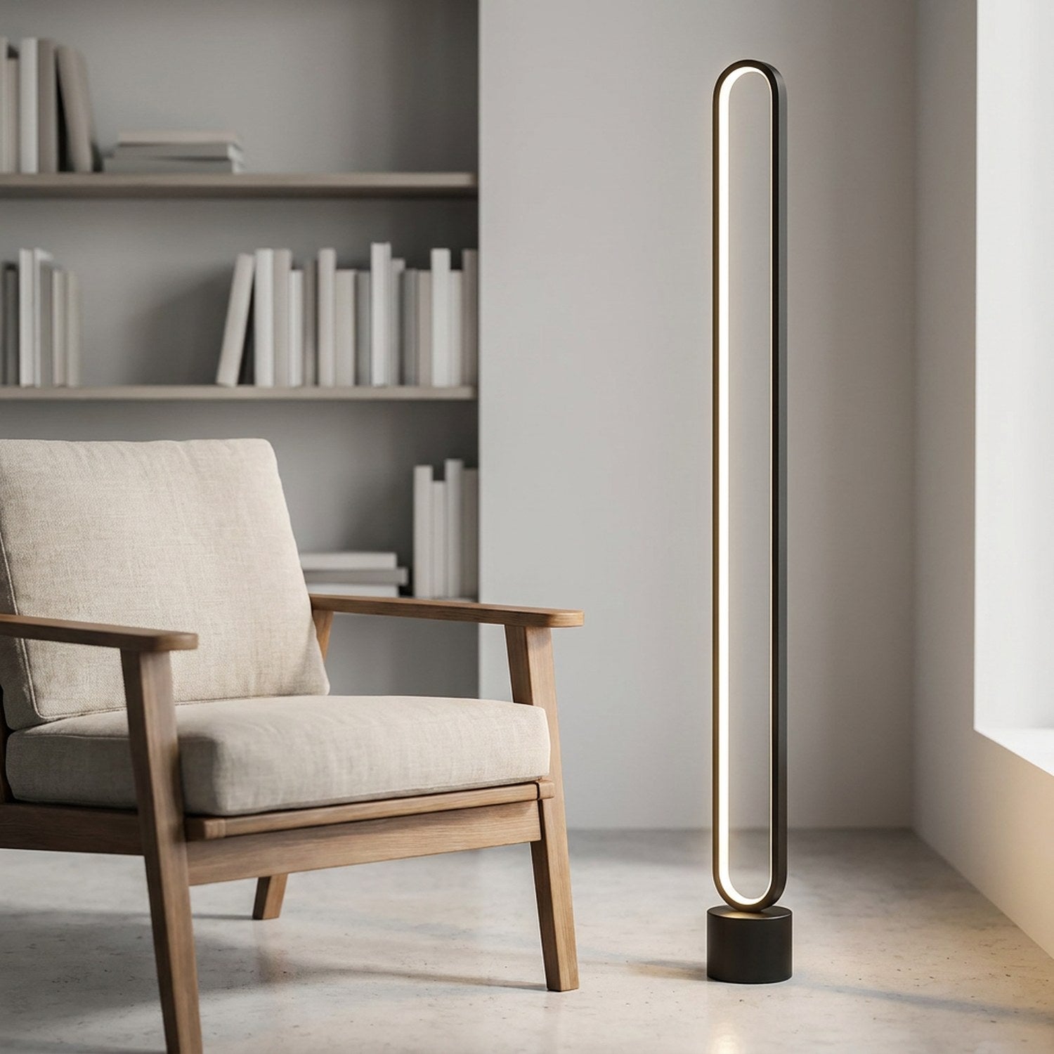 Lampadaire LED design épuré espace lecture fauteuil bois