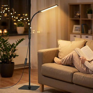 Lampadaire LED flexible allumé dans un salon cosy le soir