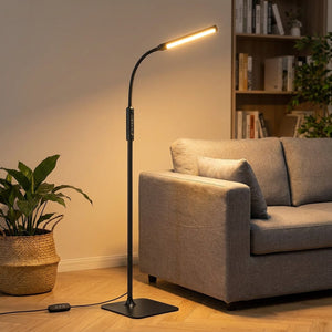 Lampadaire LED flexible sur pied noir mat dans un salon moderne