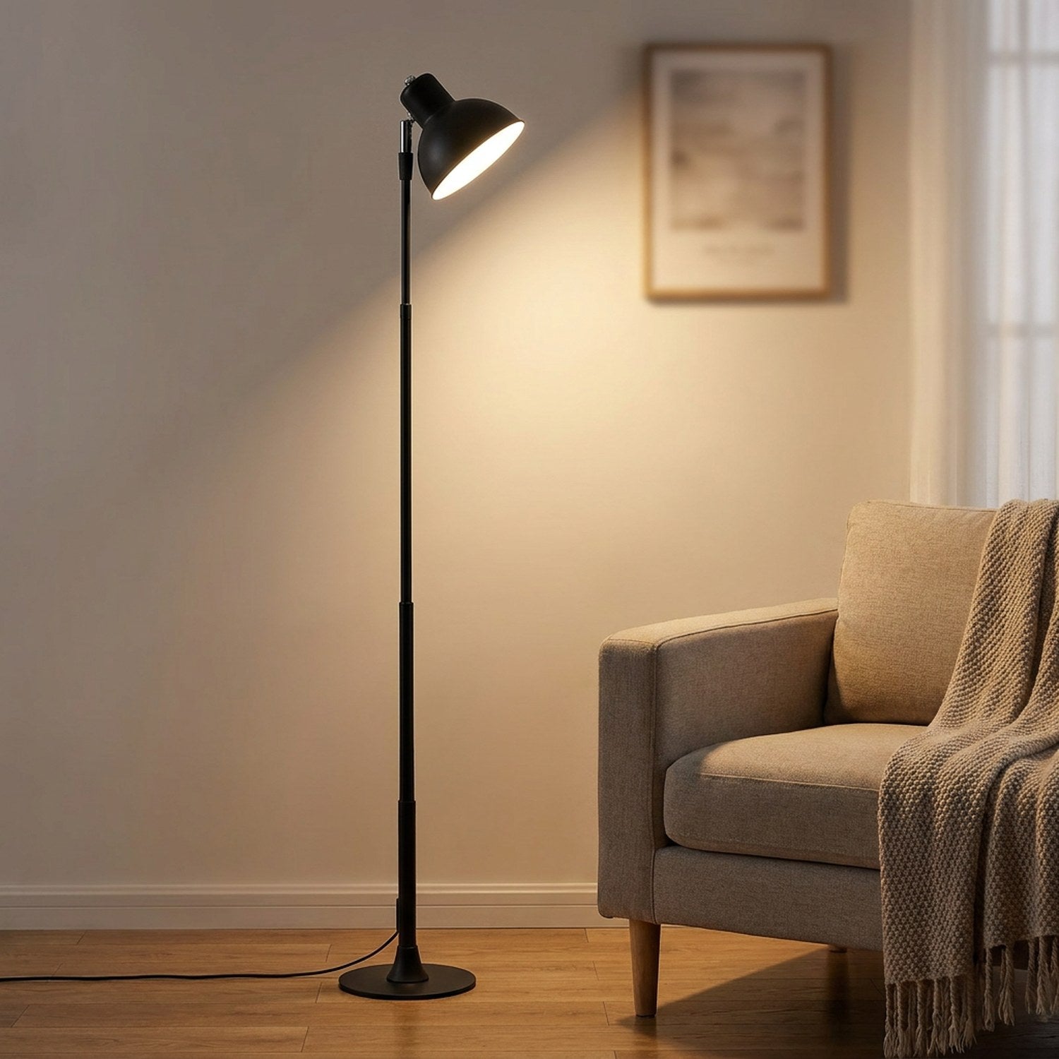 Lampadaire LED nordique noir à pied fin et abat-jour dôme allumé dans un salon chaleureux