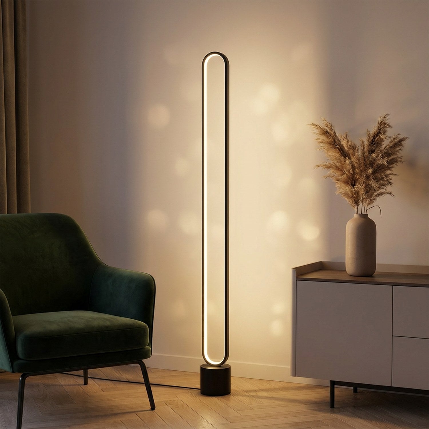 Lampadaire LED minimaliste salon moderne fauteuil velours vert bokeh