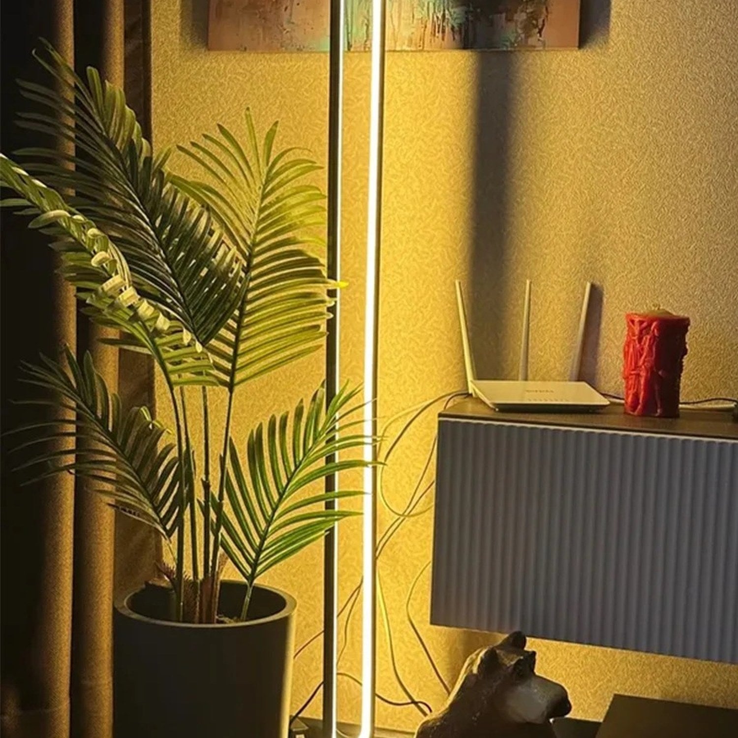 Lampadaire LED boucle en situation intérieur élégant