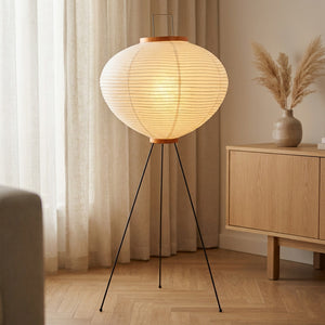 Lampadaire style Noguchi boule en papier de riz sur trépied bambou dans un salon scandinave-japonais