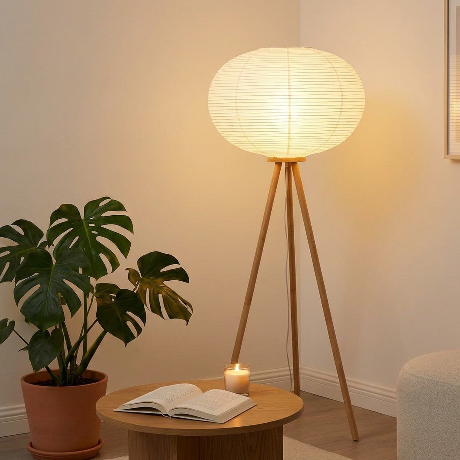 Lampadaire japonais boule papier de riz dans un coin salon avec monstera et table basse en chêne