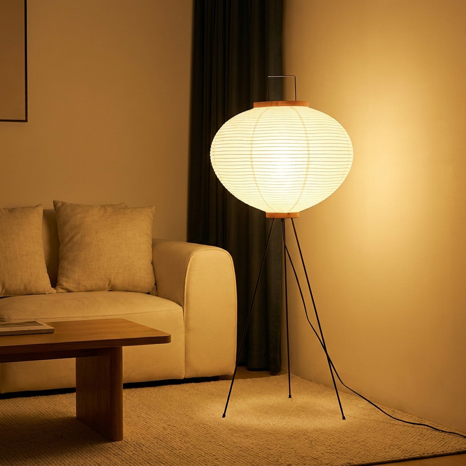 Lampadaire sphère papier de riz allumé dans un salon en soirée ambiance cosy