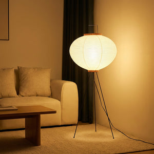 Lampadaire sphère papier de riz allumé dans un salon en soirée ambiance cosy