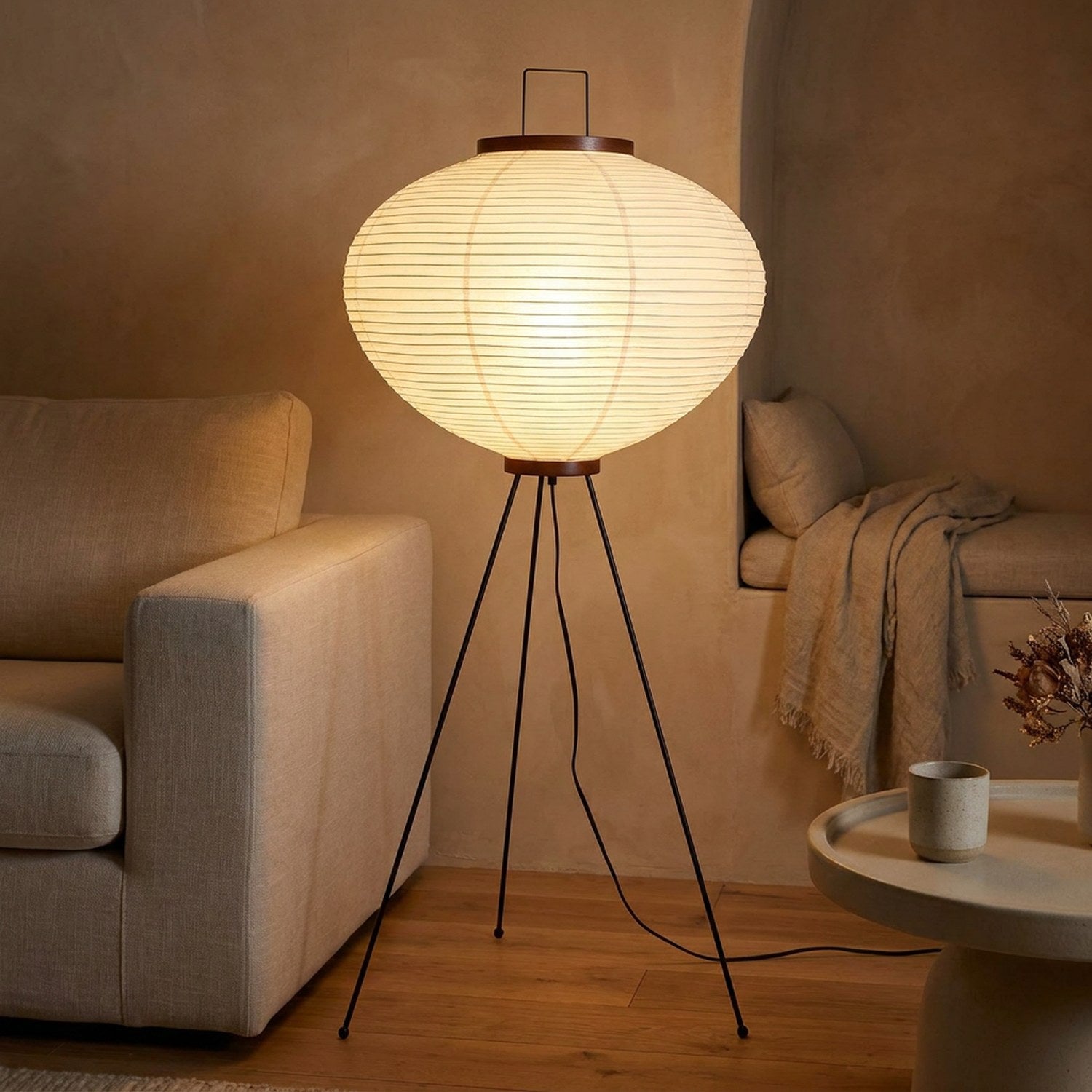 Lampadaire japonais papier de riz dans salon avec canapé lin, ambiance chaleureuse allumée
