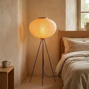 Lampadaire Noguchi papier de riz dans chambre à coucher en coin, lumière douce allumée