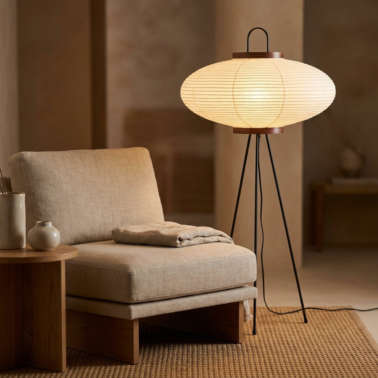 Grand lampadaire papier de riz dans salon lecture japonais design wabi sabi