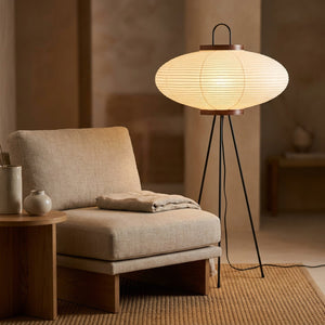 Grand lampadaire papier de riz dans salon lecture japonais design wabi sabi