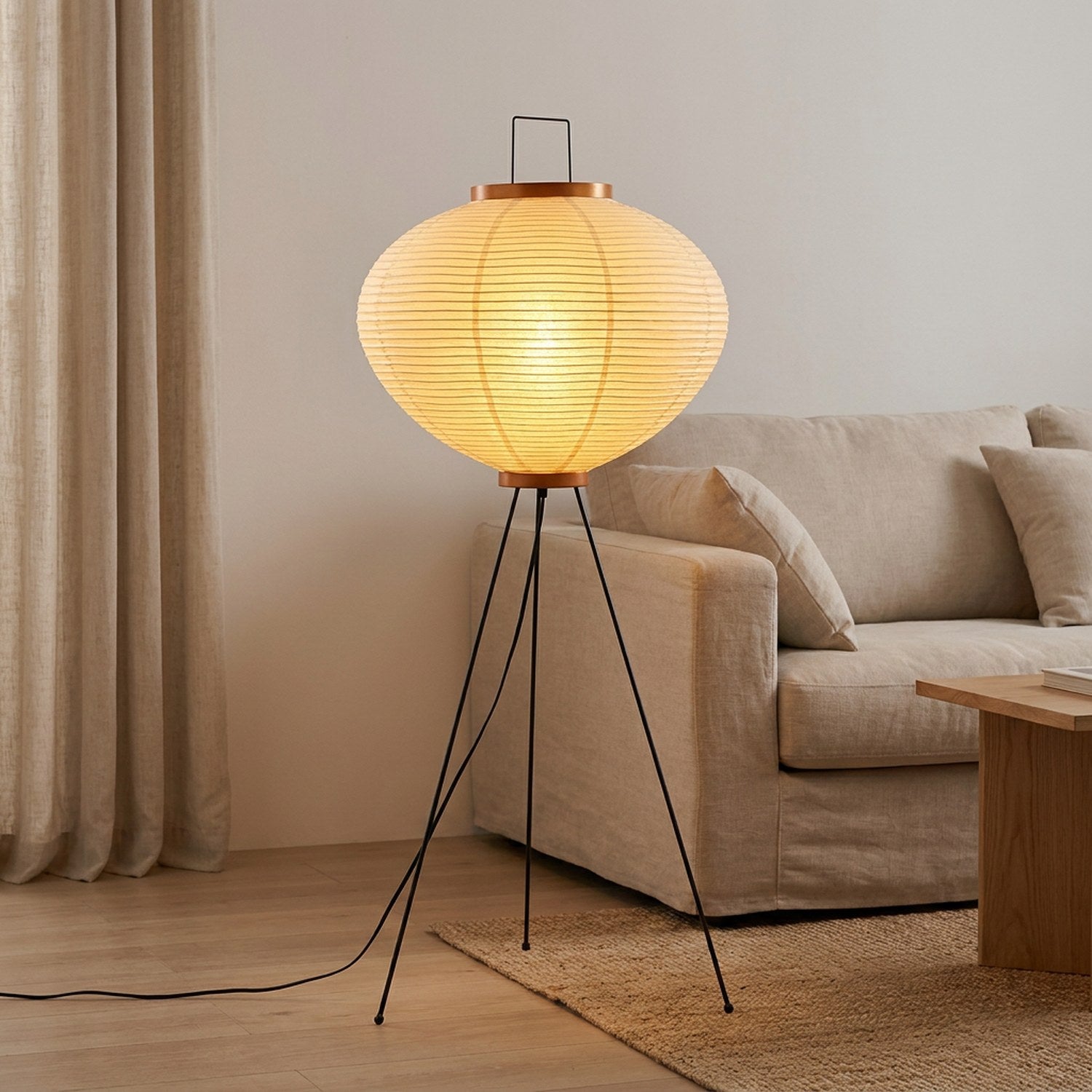 Lampadaire en papier de riz style Noguchi dans salon, lumière chaude allumée tripode métal