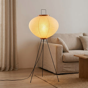 Lampadaire en papier de riz style Noguchi dans salon, lumière chaude allumée tripode métal