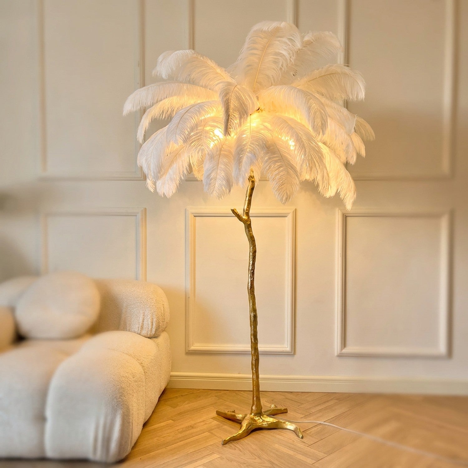 Lampadaire palmier à plumes d'autruche blanc, corps doré, style nordique allumé