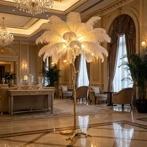 Lampadaire palmier plumes luxueux dans hall d'hôtel