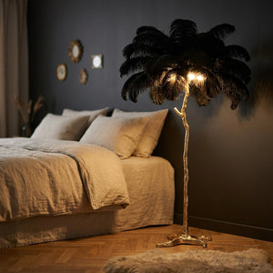 Lampadaire plumes noir dans chambre design nordique
