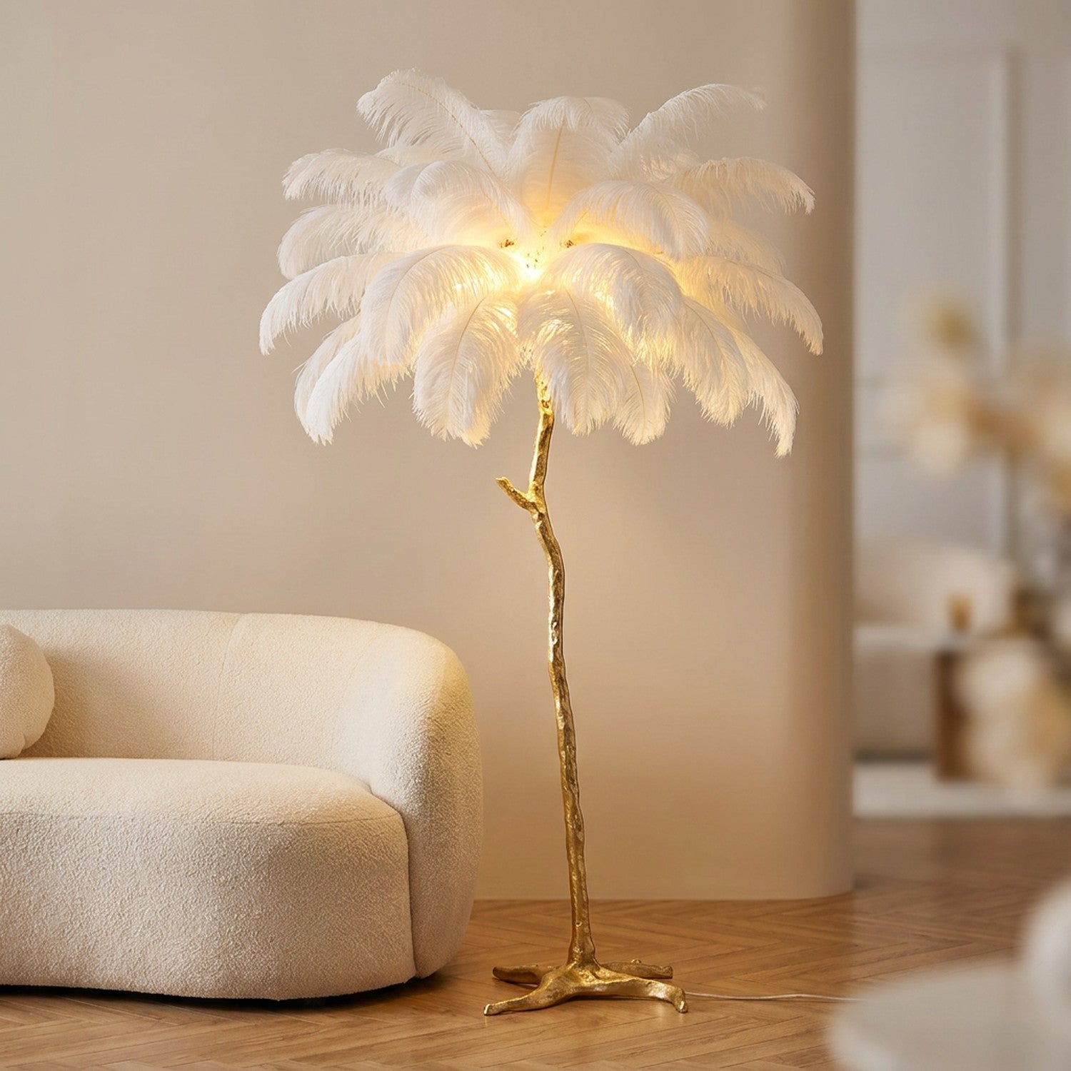 Lampadaire plumes d'autruche blanches effet palmier sur base dorée allumé dans un salon élégant