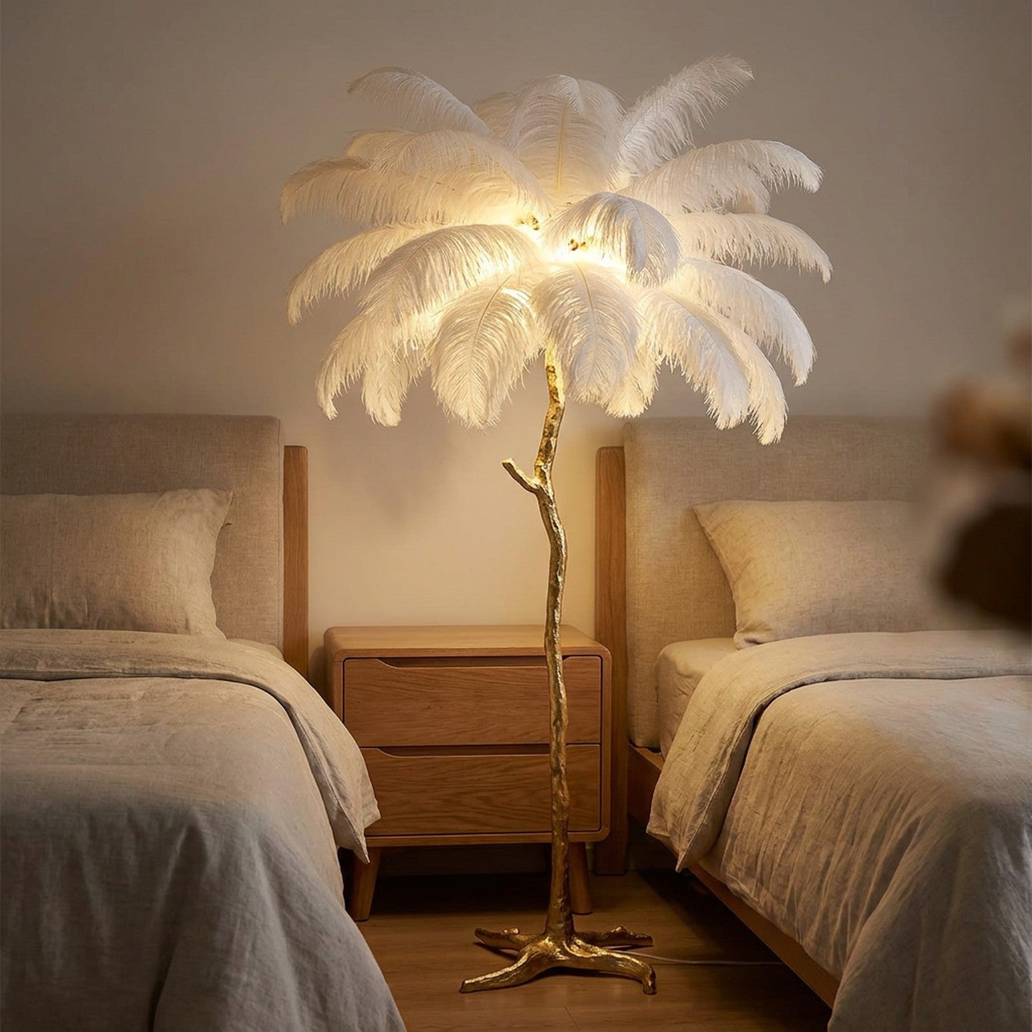 Lampadaire plumes d'autruche blanches allumé dans une chambre à coucher chaleureuse