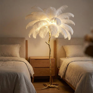 Lampadaire plumes d'autruche blanches allumé dans une chambre à coucher chaleureuse