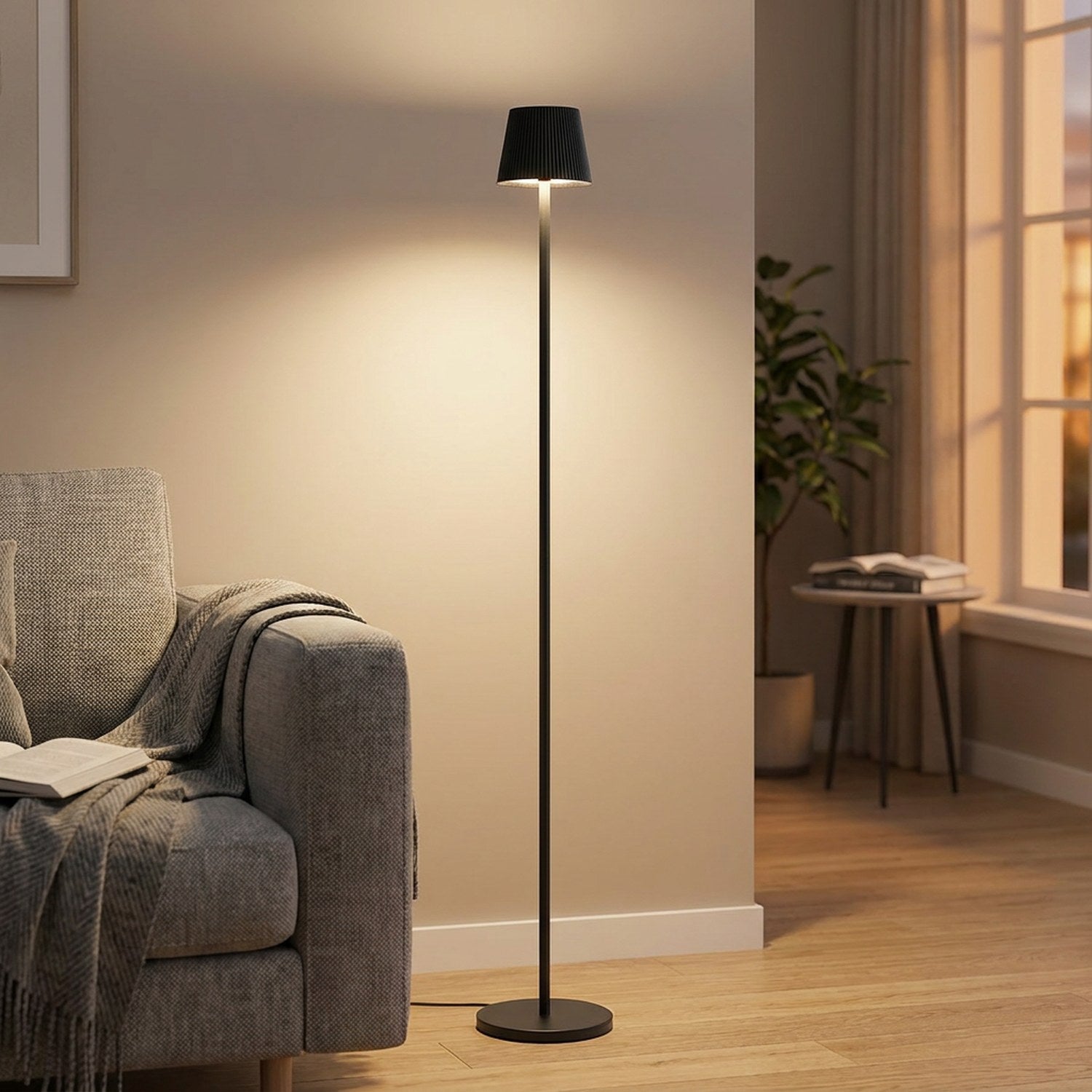 Lampadaire LED noir sans fil à abat-jour plissé allumé dans un salon contemporain