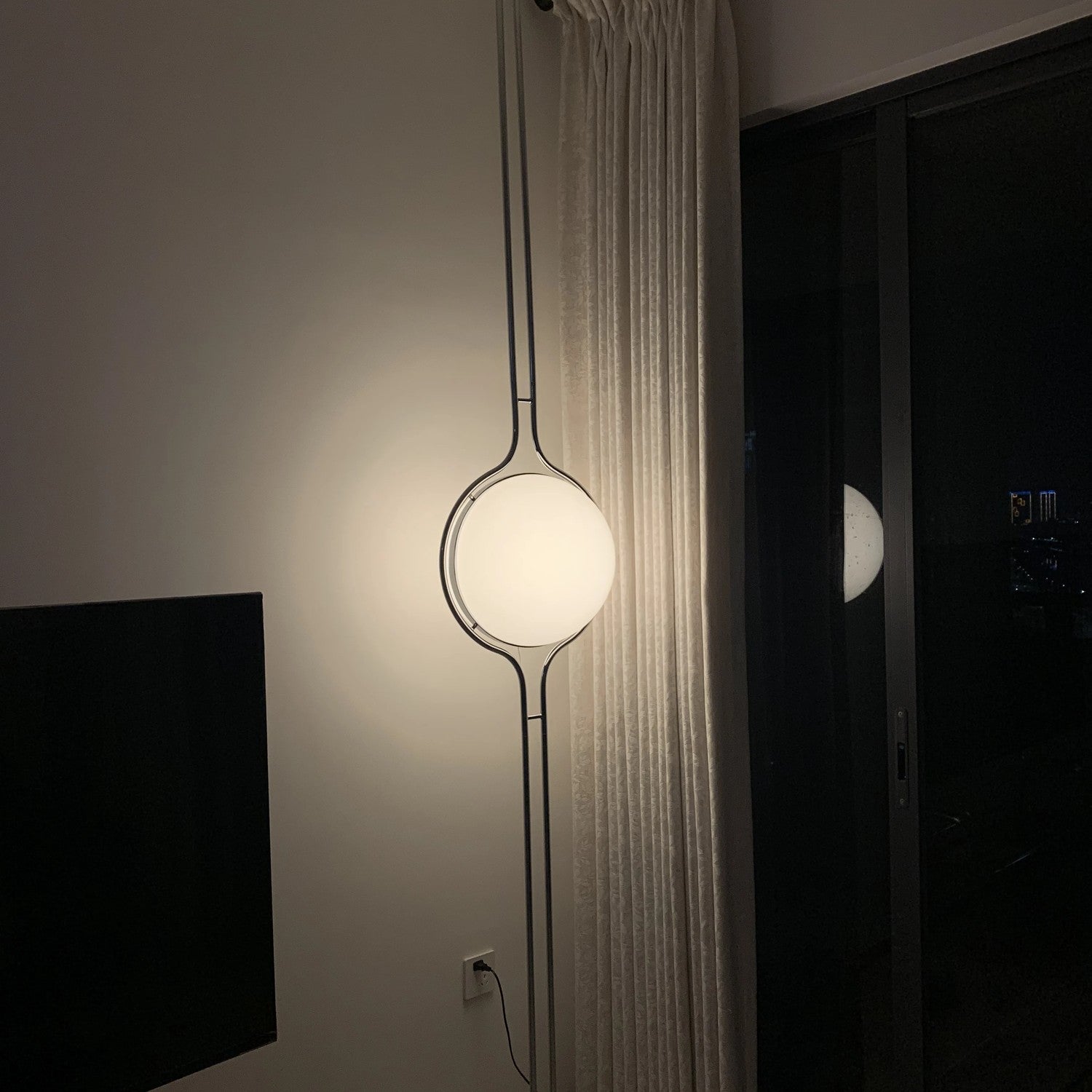 Lampadaire tension boule lumière allumée soirée cosy
