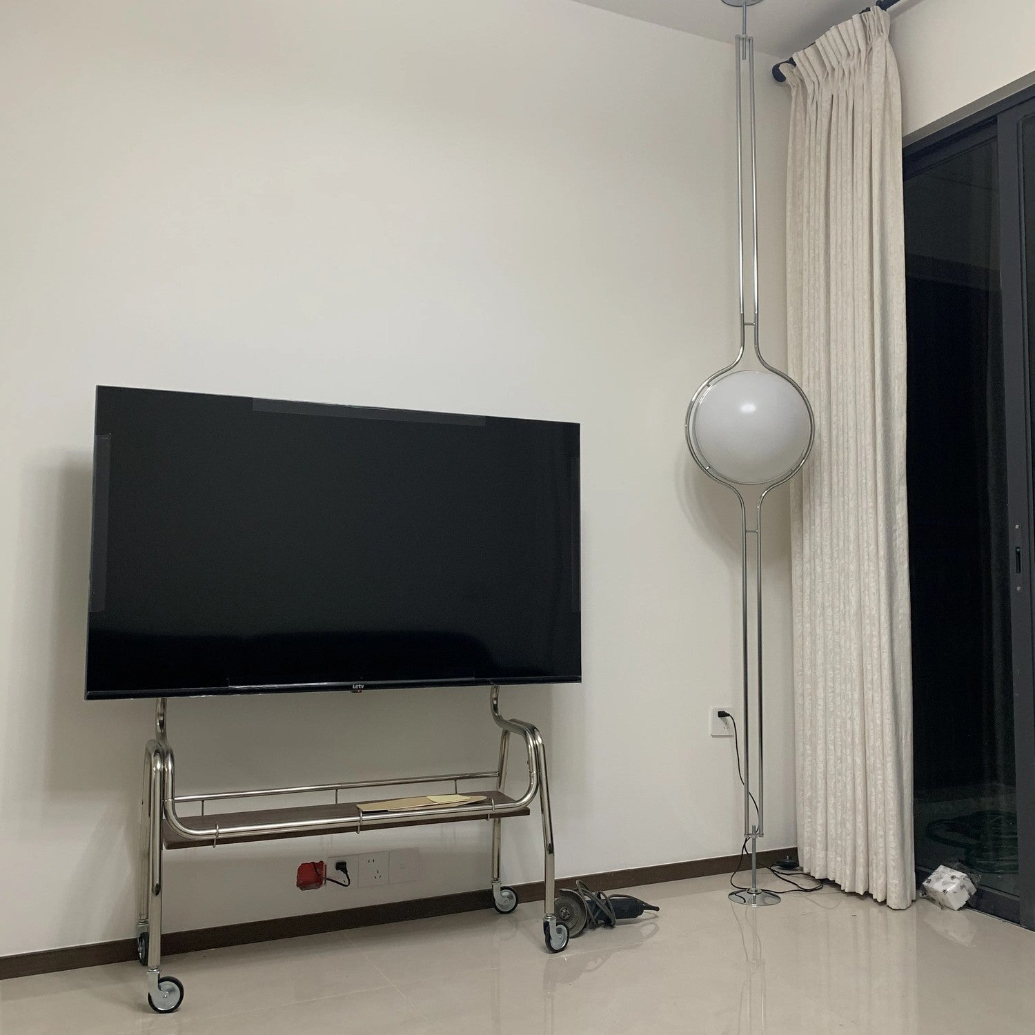 Lampadaire tension sol plafond salon lumineux contemporain