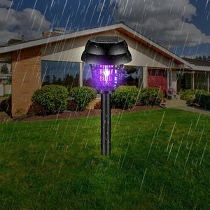 Lampe anti-moustiques solaire UV résistante à la pluie devant une maison, étanche sous la pluie