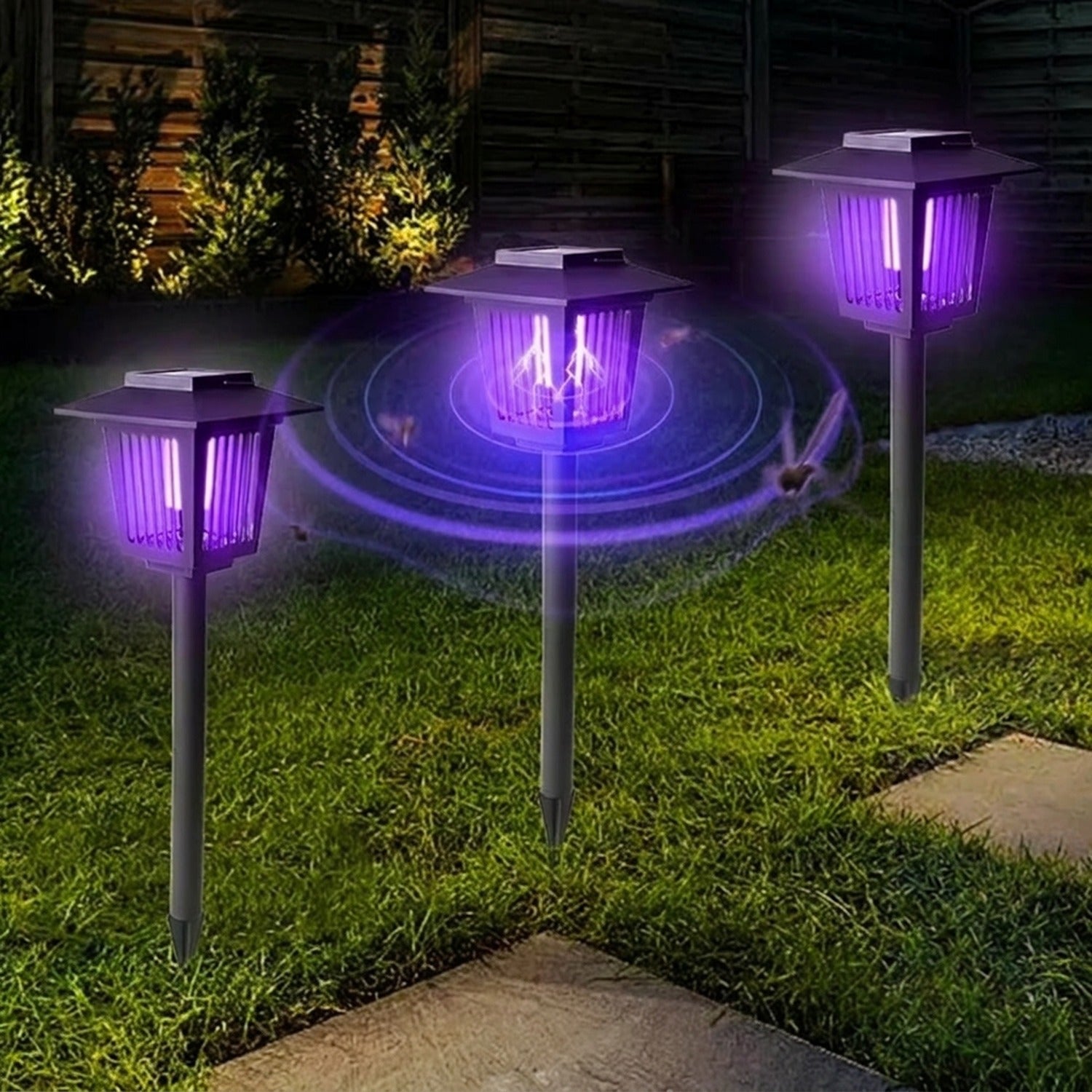 Trois lampes anti-moustiques solaires UV Carré dans un jardin la nuit, lumière violette UV