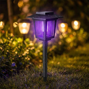 Lampe anti-moustiques solaire UV dans un jardin la nuit, lumière violette UV allumée