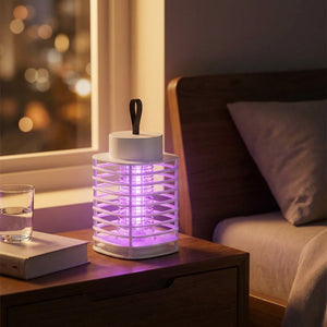 Lampe anti-moustiques USB sur table de chevet dans chambre moderne