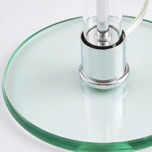 Détail du pied en verre et de la structure chromée de la lampe