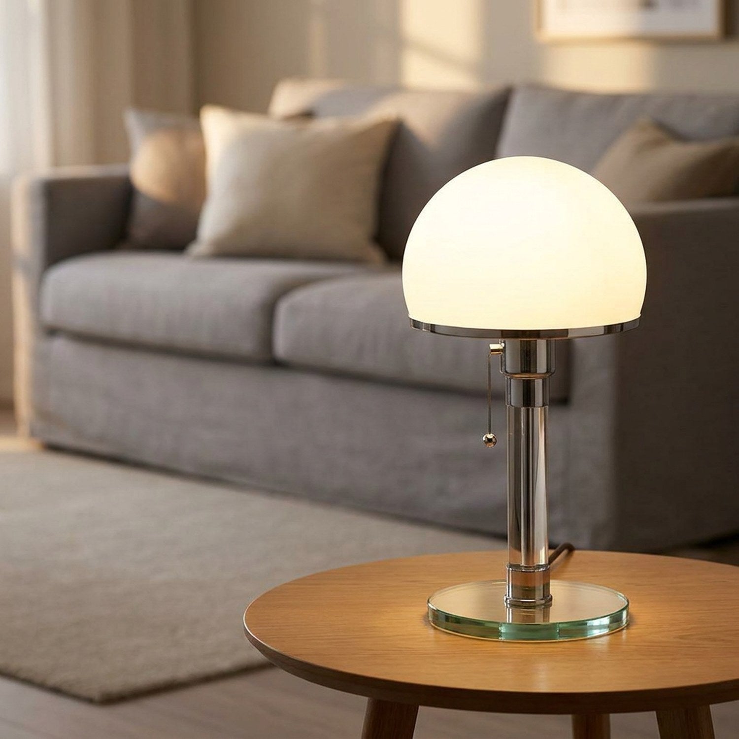 Lampe de table Bauhaus sur une table basse dans un salon cocooning
