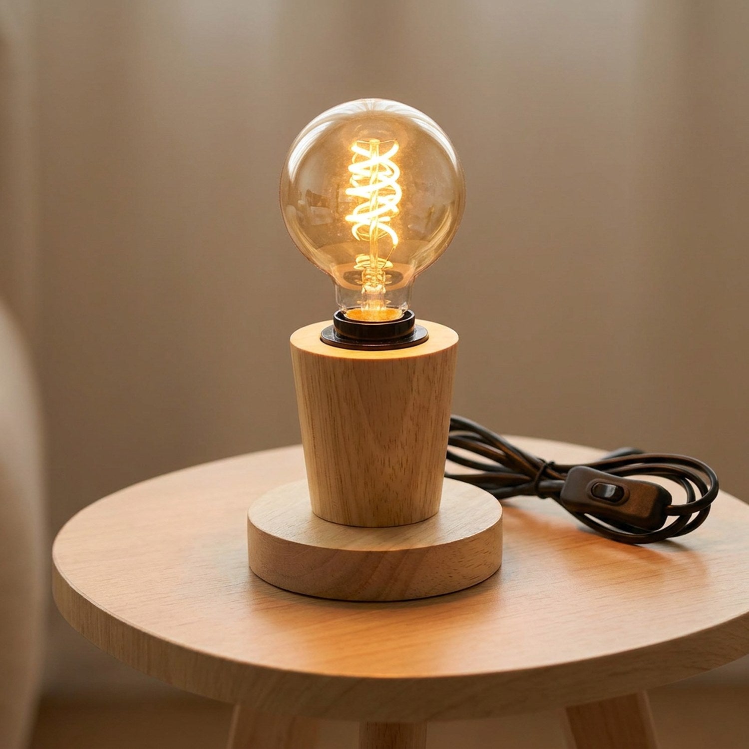 Lampe de table en bois modèle Conique douille effilée