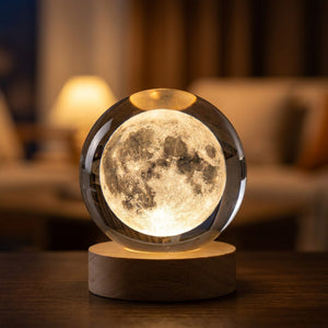 Lampe boule de cristal gravée Lune avec cratères visibles et lumière chaude