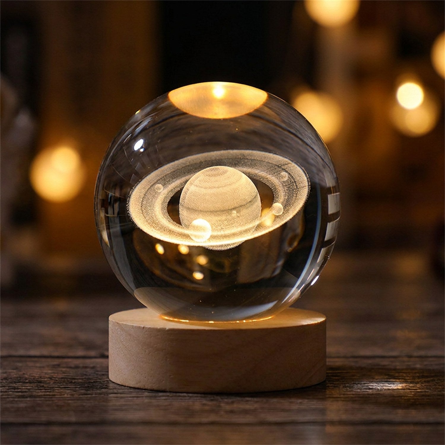 Lampe boule de cristal gravée Saturne avec ses anneaux et lumière chaude