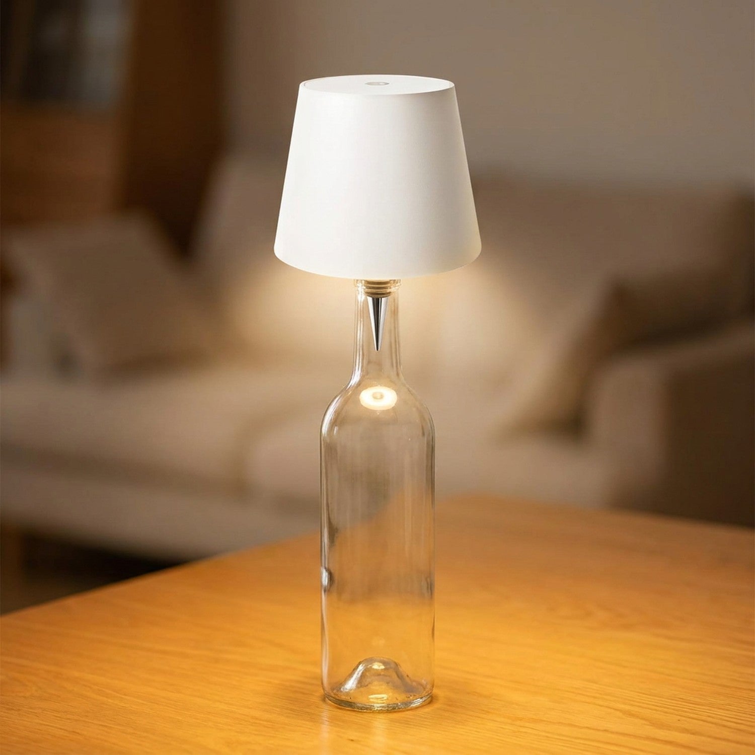 Lampe de table sans fil blanche fixée sur une bouteille en verre