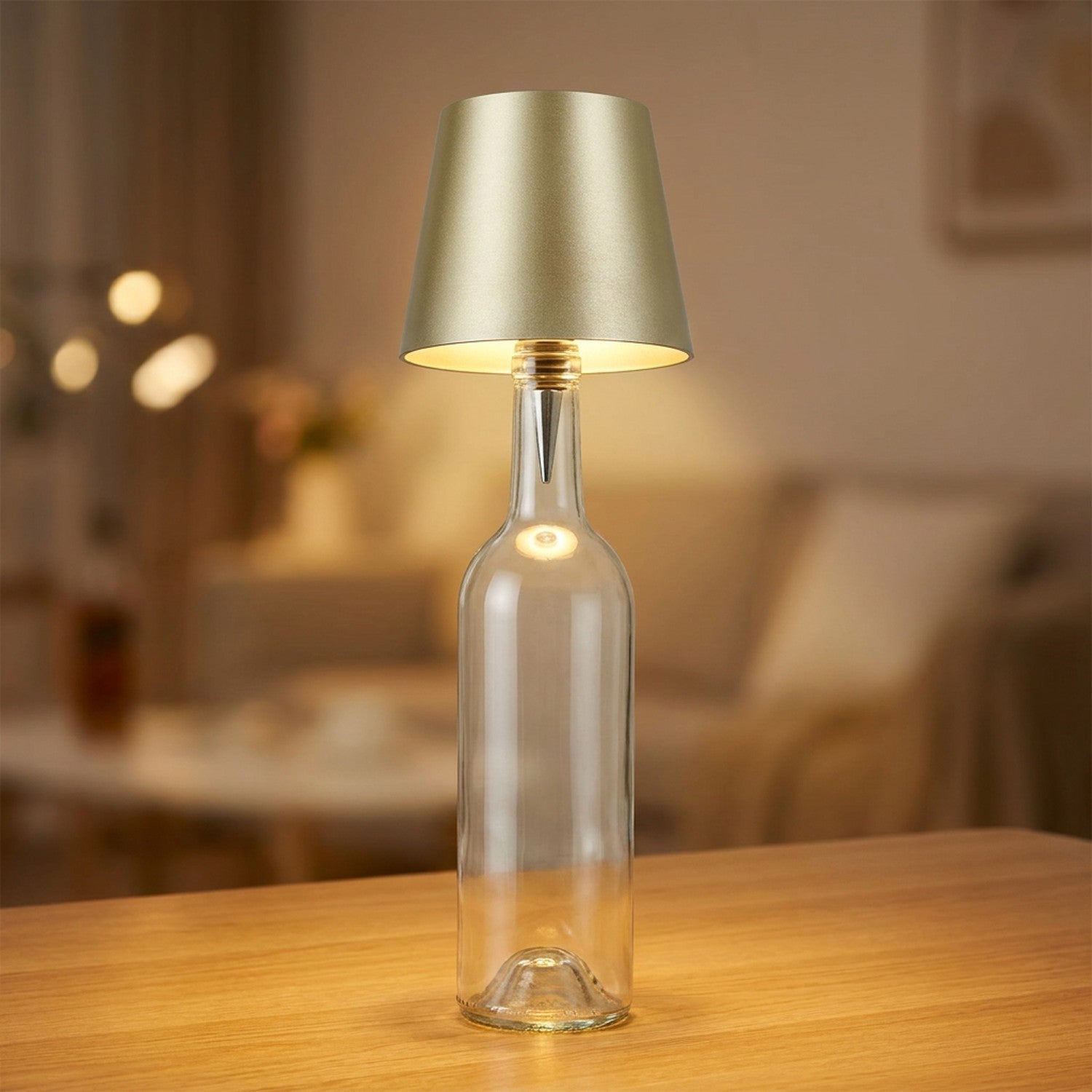 Lampe de table sans fil dorée fixée sur une bouteille en verre
