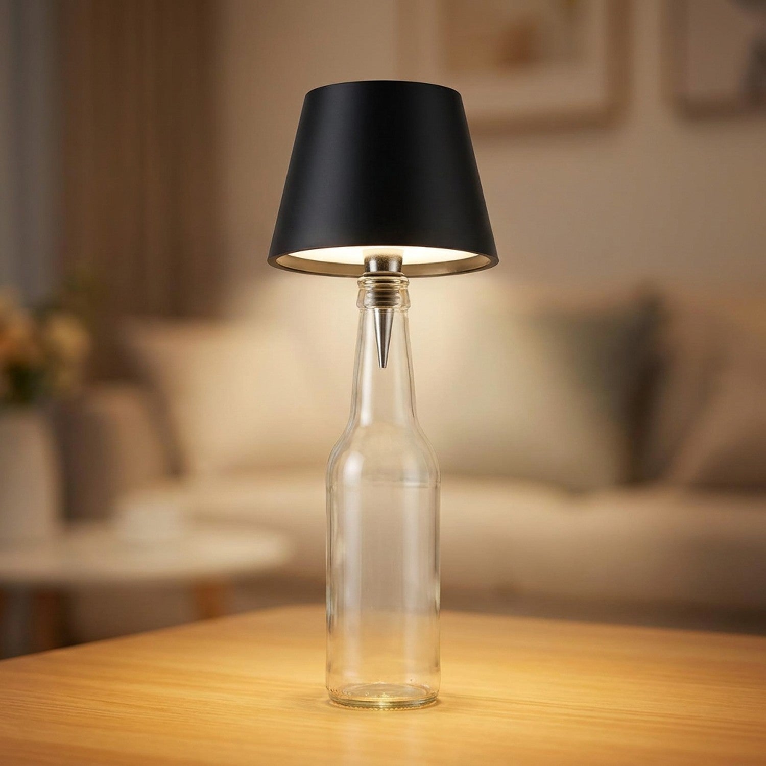 Lampe de table sans fil noire fixée sur une bouteille en verre