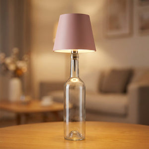 Lampe de table sans fil rose fixée sur une bouteille en verre