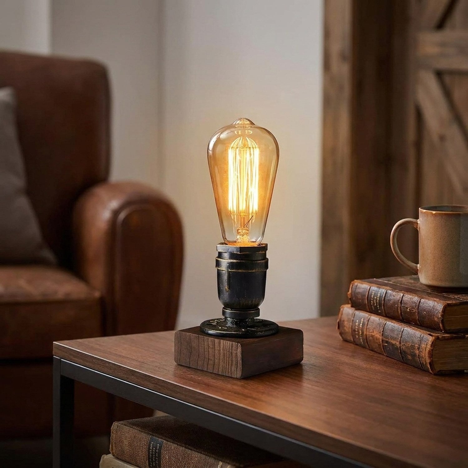Lampe industrielle allumée sur une console en bois dans un salon cosy