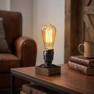 Lampe industrielle allumée sur une console en bois dans un salon cosy